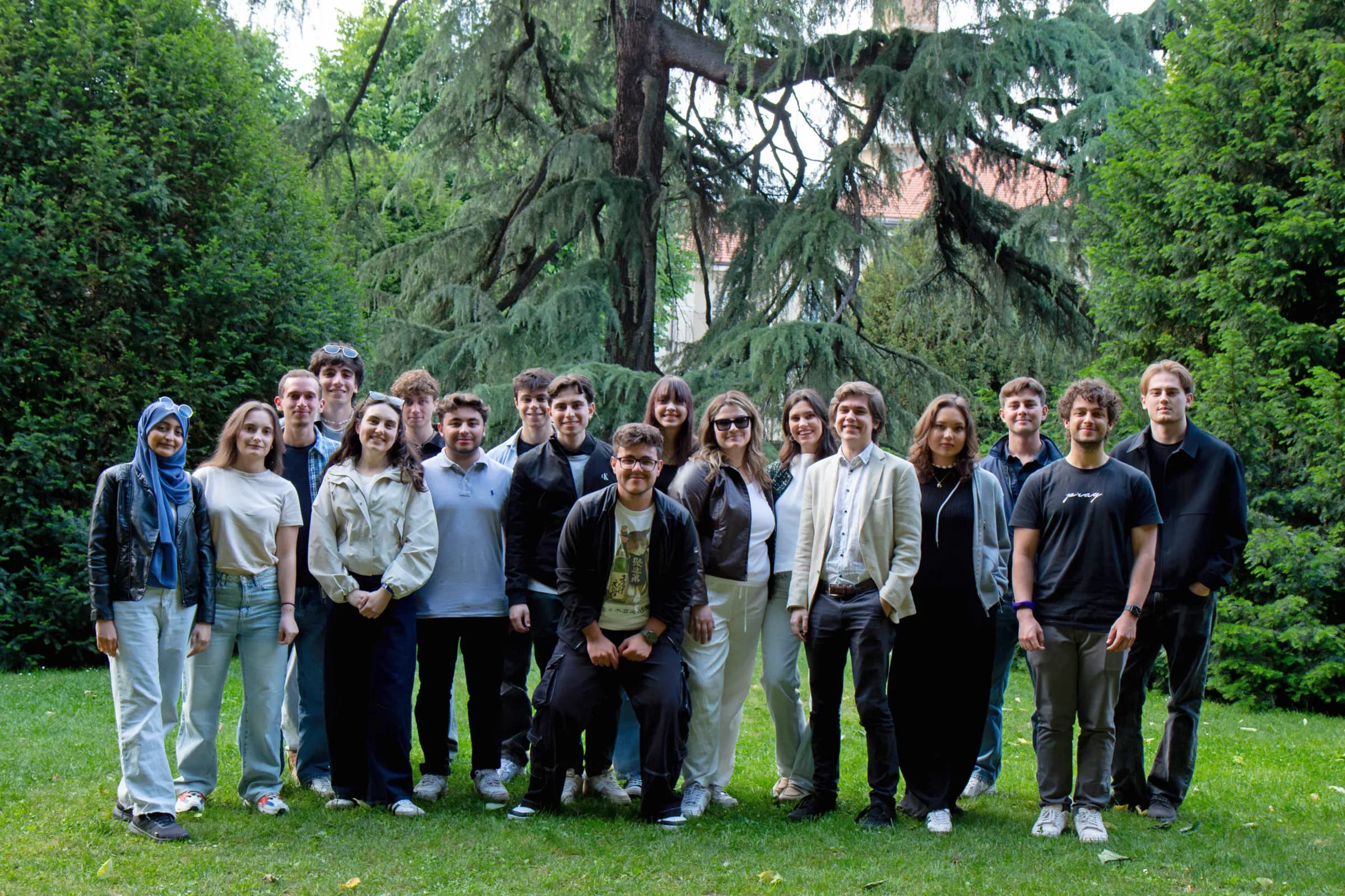 Un gruppo di volontari di PoliNetwork insieme all’aperto